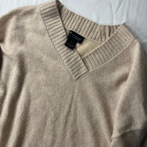 Bloomingdale's V-Neck Sweater in Cream